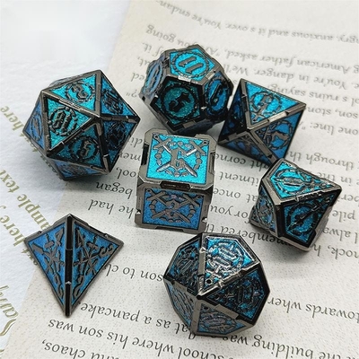 Le jeu de dés de RPG à l'épée et au métal