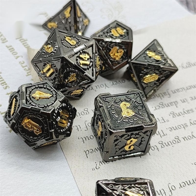 Le jeu de dés de RPG à l'épée et au métal