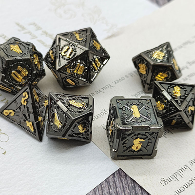 Le jeu de dés de RPG à l'épée et au métal