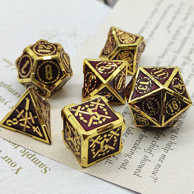 Le jeu de dés de RPG à l'épée et au métal
