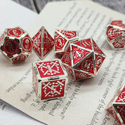 Le jeu de dés de RPG à l'épée et au métal