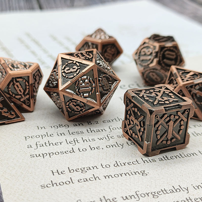 Le jeu de dés de RPG à l'épée et au métal