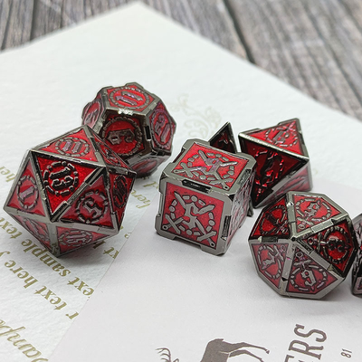 Le jeu de dés de RPG à l'épée et au métal