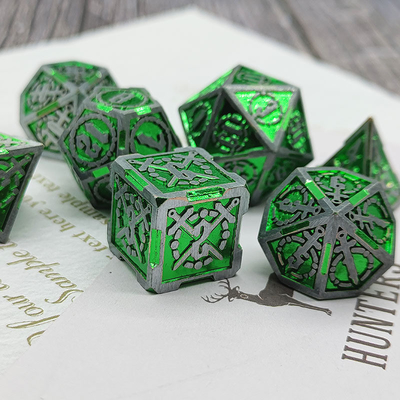 Le jeu de dés de RPG à l'épée et au métal