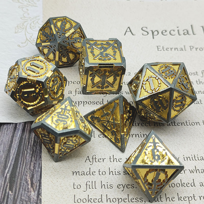 Le jeu de dés de RPG à l'épée et au métal