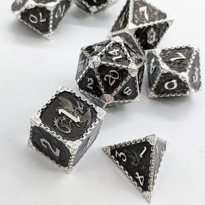 RPG en métal à multiples facettes dés volant dragon solide dragon lisse DND