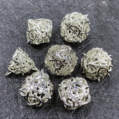 Des épines, des dés creux en métal, un jeu de RPG Kusalu, dragon et donjon.