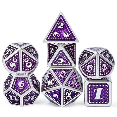 Jeux de dés en métal massif à l'échelle du dragon