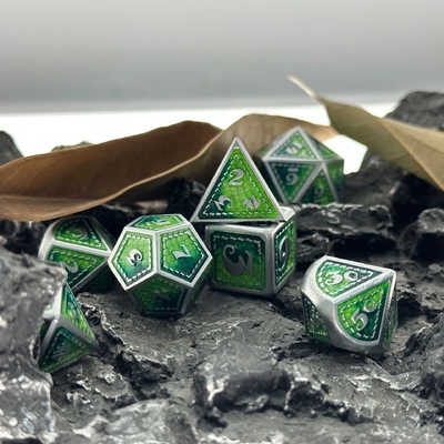 Jeux de dés en métal massif à l'échelle du dragon