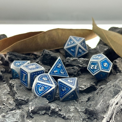 Jeux de dés en métal massif à l'échelle du dragon