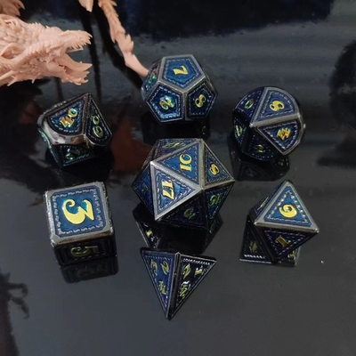 Jeux de dés en métal massif à l'échelle du dragon