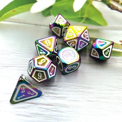 Un jeu de dés en métal massif et coloré d' épée électrique