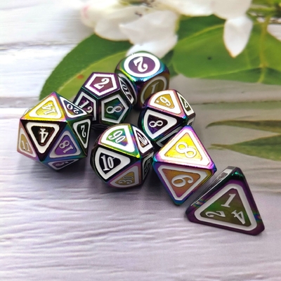 Un jeu de dés en métal massif et coloré d' épée électrique