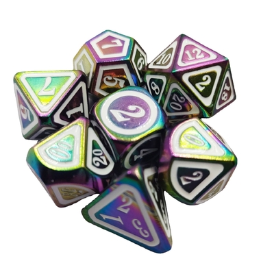 Un jeu de dés en métal massif et coloré d' épée électrique