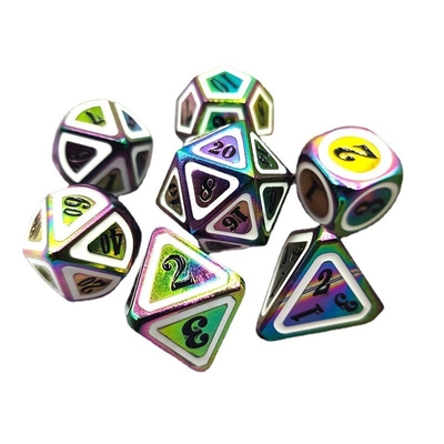 Un jeu de dés en métal massif et coloré d' épée électrique