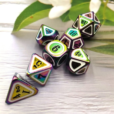 Un jeu de dés en métal massif et coloré d' épée électrique
