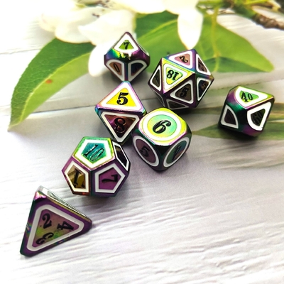Un jeu de dés en métal massif et coloré d' épée électrique