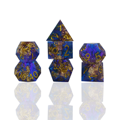 Un jeu de dés en résine en feuille d'or bleu personnalisé en différentes couleurs