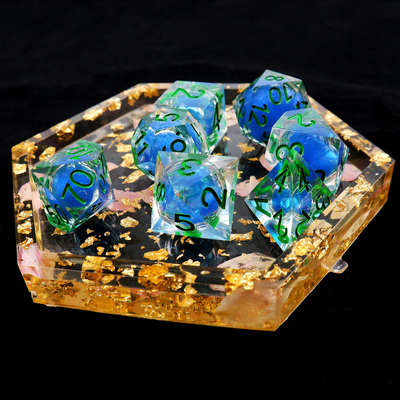 Un jeu de dés en résine naturelle bleue transparente