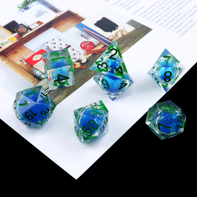 Un jeu de dés en résine naturelle bleue transparente