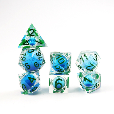 Un jeu de dés en résine naturelle bleue transparente