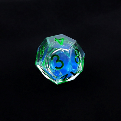 Un jeu de dés en résine naturelle bleue transparente