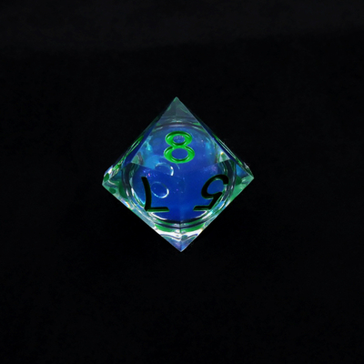 Un jeu de dés en résine naturelle bleue transparente