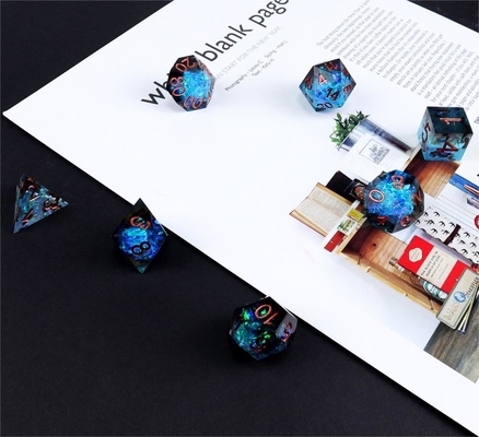 Le personnage de résine de minerai bleu plus noir joue un jeu de dés multi-noodle et des dés