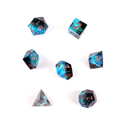 Le personnage de résine de minerai bleu plus noir joue un jeu de dés multi-noodle et des dés