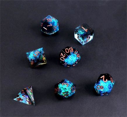 Le personnage de résine de minerai bleu plus noir joue un jeu de dés multi-noodle et des dés
