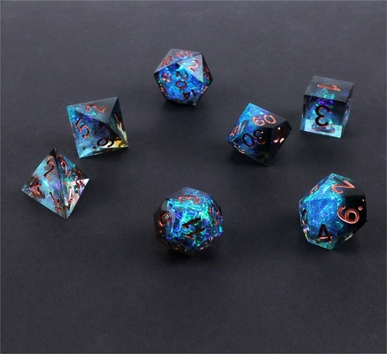 Le personnage de résine de minerai bleu plus noir joue un jeu de dés multi-noodle et des dés