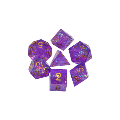 Les personnages de la résine de la roumine et des bandes de couleur jouent un jeu de dés multi-noodles Dragon et Dungeon dnd dés