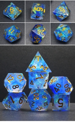 Des personnages en résine bleue et colorée jouent à un jeu de dés multi-noodles Dragon et Dungeon