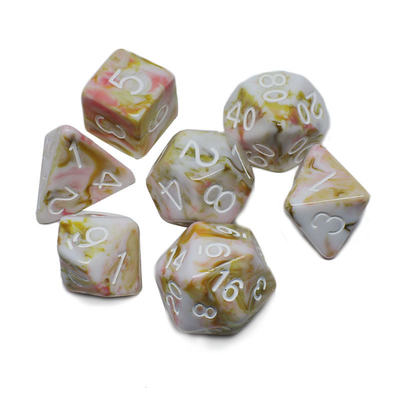 Le personnage de résine de minerai blanc et rouge joue un costume de dés multi-noodle Dragon et Dungeon dnd dés