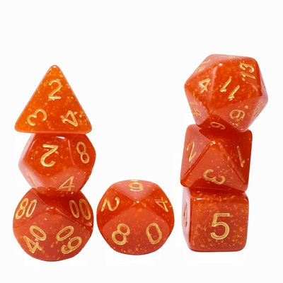 Un personnage en poudre d'or orange brillante jouant au jeu de dés
