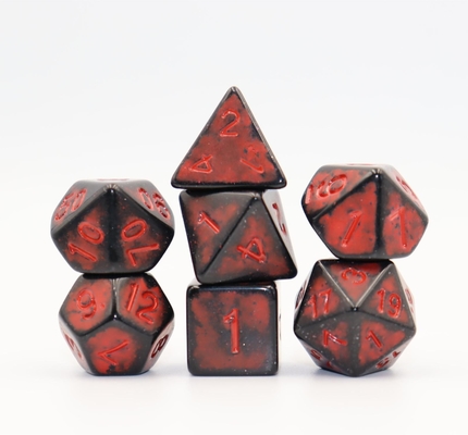 Un personnage de résine rouge à dos noir antique jouant au jeu de dés