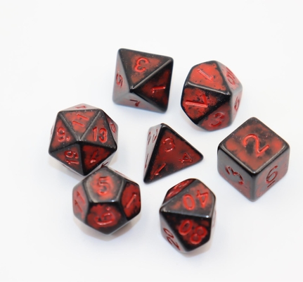 Un personnage de résine rouge à dos noir antique jouant au jeu de dés