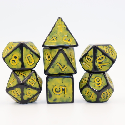 Un personnage de résine rouge à dos noir antique jouant au jeu de dés