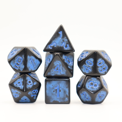 Un personnage de résine rouge à dos noir antique jouant au jeu de dés