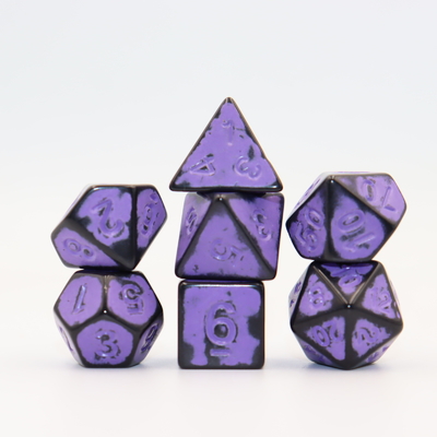 Un personnage de résine rouge à dos noir antique jouant au jeu de dés