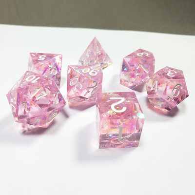 Le jeu de dés en résine rose.