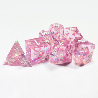 Le jeu de dés en résine rose.