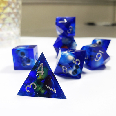 Le jeu de dés en résine de Crâne de cristal bleu Dragon et donjon