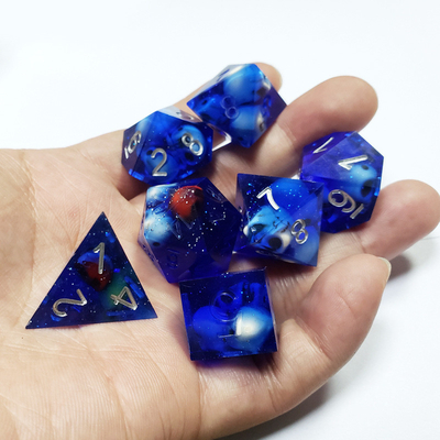 Le jeu de dés en résine de Crâne de cristal bleu Dragon et donjon
