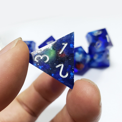 Le jeu de dés en résine de Crâne de cristal bleu Dragon et donjon