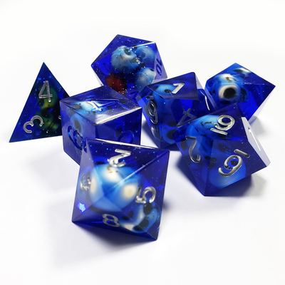 Le jeu de dés en résine de Crâne de cristal bleu Dragon et donjon