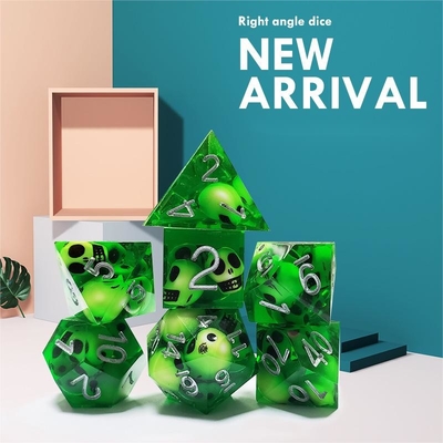 Le jeu de dés en résine de crâne de cristal vert Dragon and Dungeon