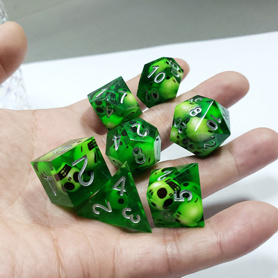Le jeu de dés en résine de crâne de cristal vert Dragon and Dungeon