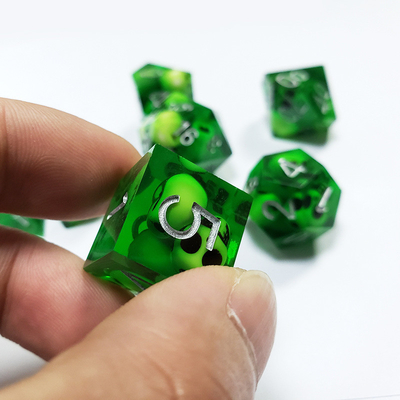 Le jeu de dés en résine de crâne de cristal vert Dragon and Dungeon
