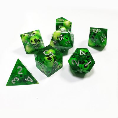 Le jeu de dés en résine de crâne de cristal vert Dragon and Dungeon